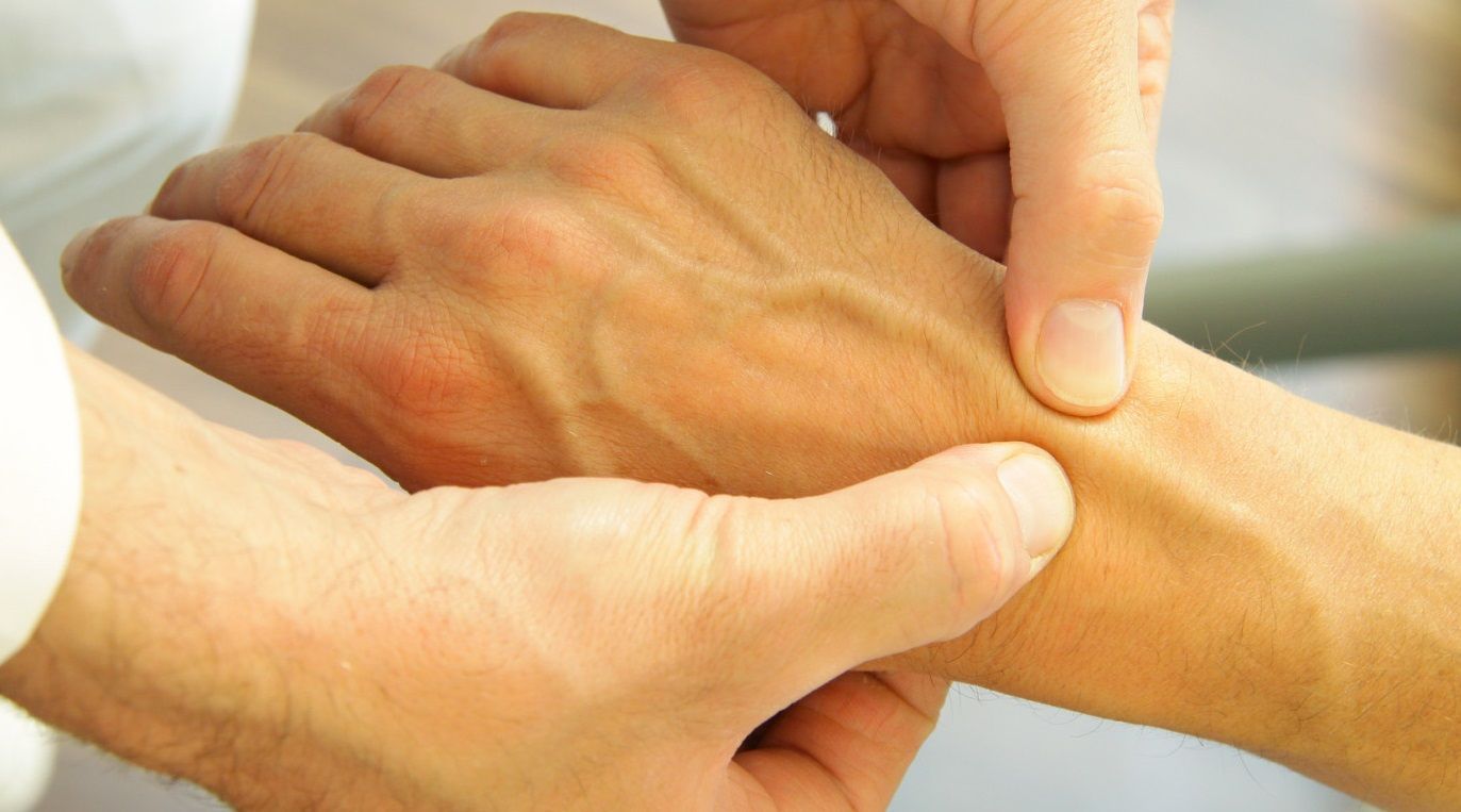 Причины и лечение болей в суставах рук