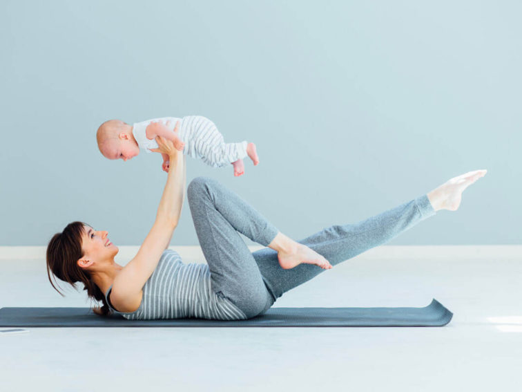 женщина занимается гимнастикой для суставов с грудным ребенком
